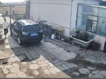 Tài xế ô tô 'não cá vàng', xuống xe mở cửa cổng nhưng lại đóng