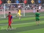 Đồng đội chán không buồn nói khi hai thủ môn phát bóng qua lại cho nhau