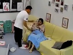 Anh chồng được chấm điểm 10 khi đi làm về thấy vợ ốm