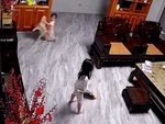 Hai bé gái phụ mẹ lau dọn nhà