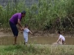 Cụ ông khổ sở khi ở nhà trông cháu nhỏ