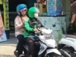 Chồng ngơ ngác khi vợ ngồi nhầm xe máy người khác