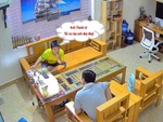 Bé trai tếu táo khi giả vờ đóng vai bạn của bố