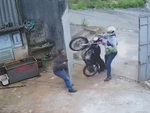 Người đàn ông hú hồn khi mở cửa cổng đón bạn vào nhà
