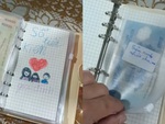 Bé gái với quyển sổ tiết kiệm với chục ngân hàng yêu thương