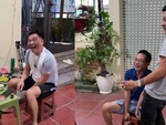 Hai người đàn ông cười khoái chí khi bạn thân bị trúng kế