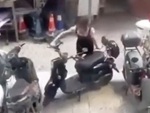Cô gái có màn dắt xe máy siêu cồng kềnh