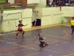 Thủ môn bắt penalty bị thủng lưới vì ăn mừng sớm (P8)