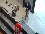 Bố vỗ tay khi con gái đeo mặt nạ đá bay rổ bát