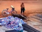 Người đàn ông trộm sắt công trình bị mất xe đạp