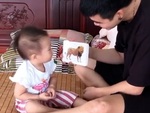 Bố cười ngặt nghẽo khi con gái gọi sư tử là mẹ