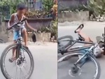 Bé trai ngã dập mông khi trổ tài diễn xiếc trên xe đạp
