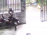 Chàng trai hú hồn khi xe máy kẹt tay ga