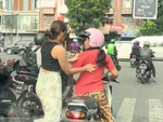 Người phụ nữ ngơ ngác khi được nữ tài xế xuống xe gãi lưng hộ