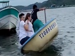Người phụ nữ nhí nhảnh hú hồn khi ngao du sông nước