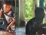 Bé trai cầu xin mẹ đừng hát karaoke vì hát quá dở