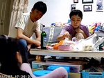 Hai vợ chồng cố gắng nhịn cười khi con gái ngồi hụt ghế bị ngã