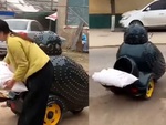 Xe máy 'bọc thép' phiên bản đi chợ