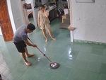 Vợ ngơ ngác khi thấy chồng giành việc lau nhà