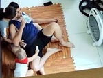 Con trai ngơ ngác khi bị bố giành mất mẹ