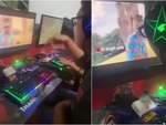 Cười sảng với thanh niên đeo tai phone hát karaoke trong tiệm net