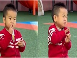 Cười sảng với biểu cảm bé trai khi ăn chanh