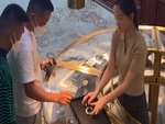 Nữ nhân viên cao tay khi gặp khách hàng gian