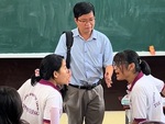 Hai nữ sinh giả vờ cãi nhau để chúc thầy giáo ngày 20-11