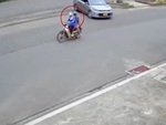 Tài xế ô tô dằn mặt thanh niên chạy xe máy ngược chiều còn hổ báo