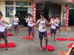 Cười sảng với các nam sinh mặc áo yếm đào múa chào mừng ngày 20-11