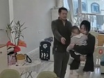 Chồng mua đồ ăn về làm quà xin lỗi khi vợ giận