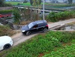Pha lùi xe nhường đường đẳng cấp của tài xế Trung Quốc