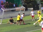 Thủ môn bị khung thành úp sọt
