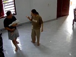 Chồng giành bế con khi nhặt được tiền rơi của vợ