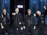 Nam thần Westlife tỏ tình bằng tiếng Việt, fan hú hét khản cổ