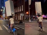 Đội tủ lạnh trên đầu đi xe đạp giữa phố New York