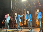 Fan nữ nhờ Westlife hát đám cưới ngay giữa concert gây sốt