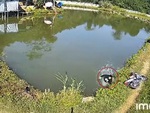 Thanh niên chạy xe máy ôm cua ngã xuống ao
