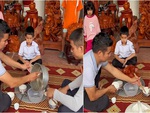 3 con ngơ ngác khi bố vờ 'ăn cơm với cá gỗ'