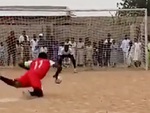 Chàng trai sút hỏng penalty vì làm màu