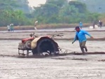 Bác nông dân chạy ná thở rượt theo máy cày mất lái