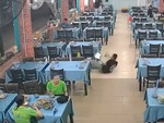 Nam nhân viên làm màu khi bưng bê bị ngã dập mông