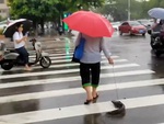 Cụ bà dắt cá lóc 'dạo phố'