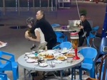 'Vợ quốc dân' đến quán nhậu cõng chồng say rượu về nhà