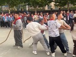 Bé trai 'hướng nội' khi thi kéo co
