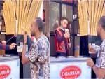 Người bán kem Thổ Nhĩ Kỳ chán không buồn nói khi gặp khách nhây