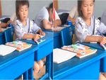 Bé gái nhíu mày khi nhìn trộm bài kiểm tra