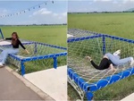 Cô gái quê một cục vì 'ngựa ngựa' ngã cắm đầu xuống đất