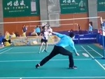 Đôi nam nữ đánh cầu lông nhẹ nhàng như múa ballet