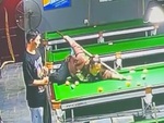 Cô gái gặp nạn khi làm màu chơi bida